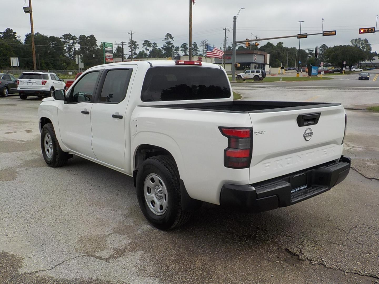 2024 White /Gray Nissan Frontier s (1N6ED1EJXRN) with an 3.8L V6 engine, Automatic transmission, located at 1617 W Church Street, Livingston, TX, 77351, (936) 327-3600, 30.710995, -94.951157 - ONE OWNER!! LOW MILES!! CREW CAB!! - Photo#5